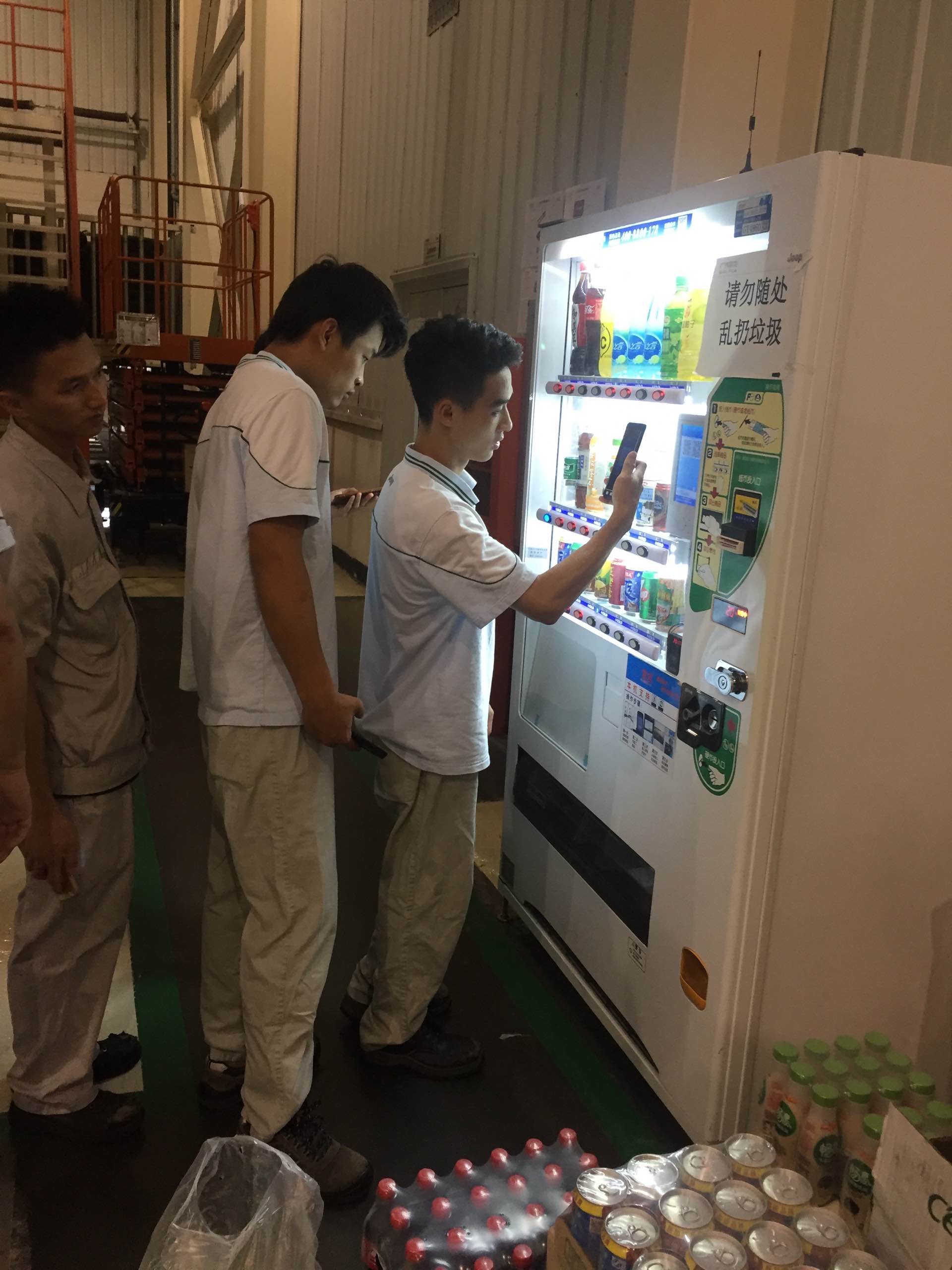 無(wú)人售貨機，自動(dòng)售貨機，自助售貨機，自動(dòng)販賣(mài)機，自助售賣(mài)機，富宏智能售貨機